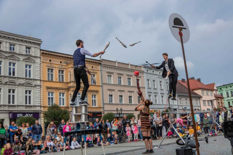 Busker Tour cyrkowi artyści uliczni fot. Joanna Dryjańska-Pluta.jpg
