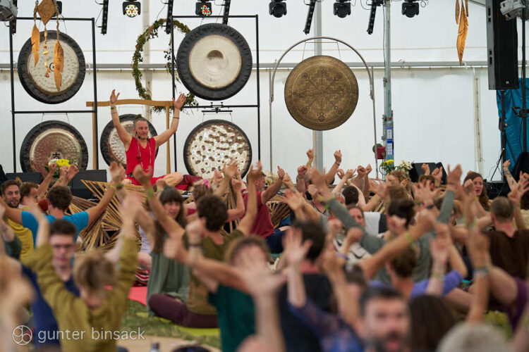 Cat Cow Festival Gong Familie.jpg