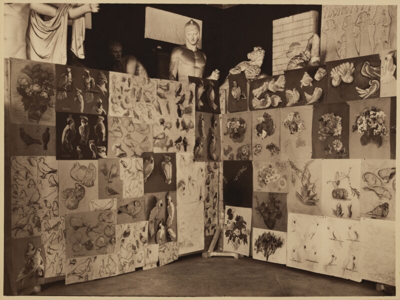 2026-SYSTEMA-Visual-Vue générale de la salle des fêtes du palais des Beaux-Arts ; Œuvres des élèves exposées aux murs, sur des tables et des socles, 1930-Courtesy Marseille City's Archives.jpg