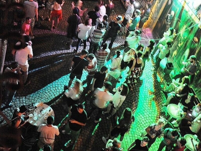 Dzumbus_crowd_photo.jpg