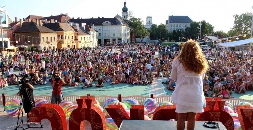 1253 Gyori Gyorkoc Fesztival Koncert Uszoda Allatkert Kalandpark Babszinhaz Meseutca Jatek Kezmuvesseg